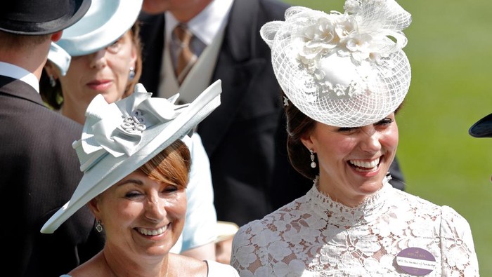 Intip Deretan Momen Pakaian Kembar Antara Kate Middleton dengan sang Ibu, Carole Middleton