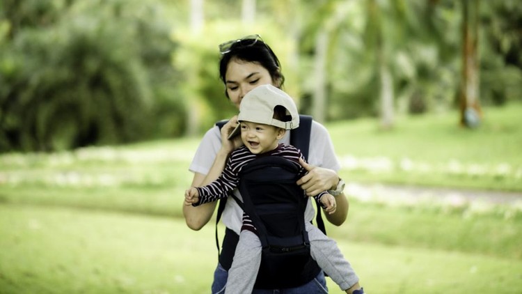 7 Risiko Gunakan Gendongan Bayi Hadap Depan Bagi Kesehatan Anak