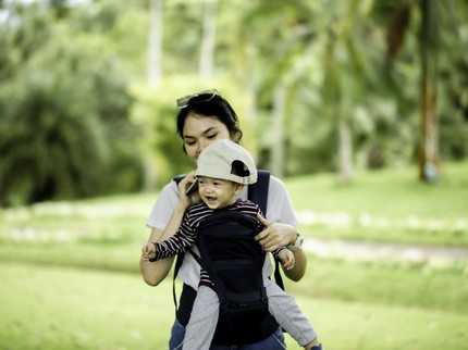 7 Risiko Gunakan Gendongan Bayi Hadap Depan Bagi Kesehatan Anak