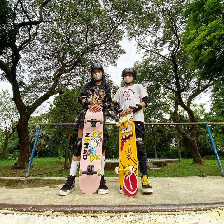 <p>Abbey juga jago main <em>skateboard</em> nih, Bunda. Ini potretnya saat berlatih, ia tampil keren saat berpose bersama temannya. (Foto: Instagram @abbeyabiela)</p>