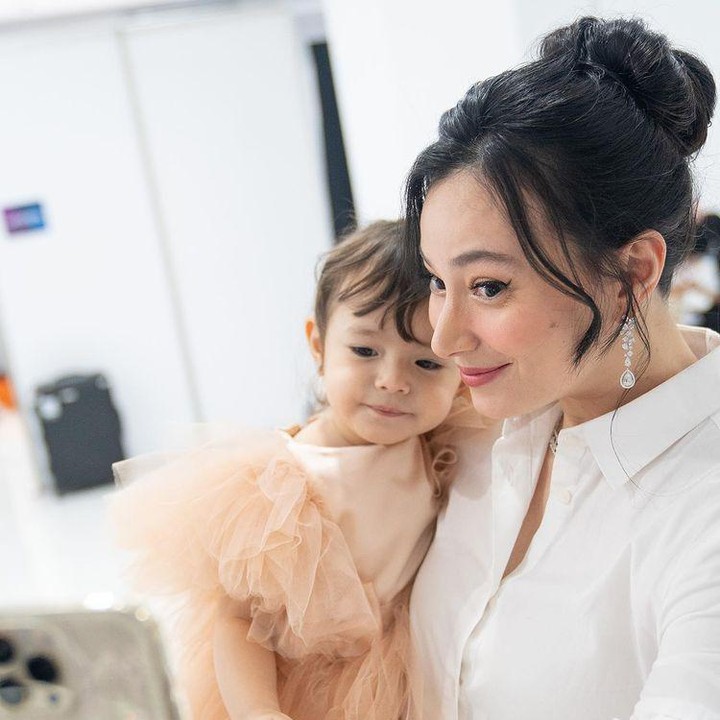 <p>Chloe tampaknya sudah terbiasa tampil di depan kamera. Ia terlihat tak canggung saat berpose sambil digendong ibundanya, Asmirandah. (Foto: Instagram @asmirandah89)</p>