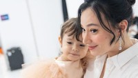 Simak Trik Asmirandah agar Putrinya Chloe Tak Kecanduan Gadget, Bisa Ditiru Bun