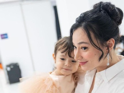 Simak Trik Asmirandah agar Putrinya Chloe Tak Kecanduan Gadget, Bisa Ditiru Bun
