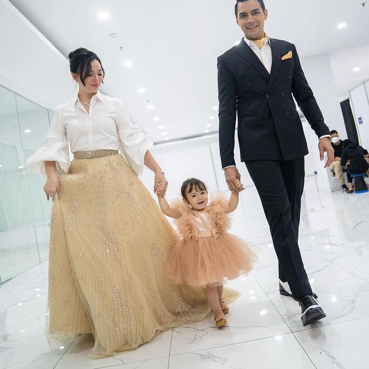 <p>Baru-baru ini, anak semata wayang Asmirandah dan Jonas Rivanno, Chloe Emmanuelle Van Wattimena, mencuri perhatian publik. Chloe menemani orang tuanya di acara penghargaan di salah satu stasiun televisi, Bunda. (Foto: Instagram @asmirandah89)</p>