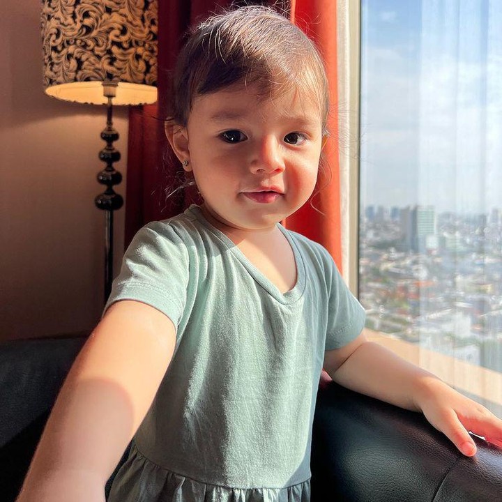 <p>Banyak netizen bilang, Chloe adalah bayi yang cantik dan menggemaskan, Bunda. Wajah cantiknya merupakan perpaduan wajah orang tuanya yang juga cantik dan tampan. (Foto: Instagram @asmirandah89/ @chloeemmanuellevanwattimena)</p>