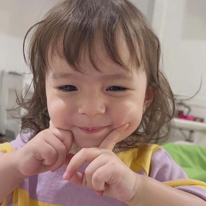 <p>Saat ini, Chloe berusia 17 bulan. Potret perkembangan Chloe sering banget dibagikan sang Bunda di Instagram lho. (Foto: Instagram @asmirandah89/ @chloeemmanuellevanwattimena)</p>
