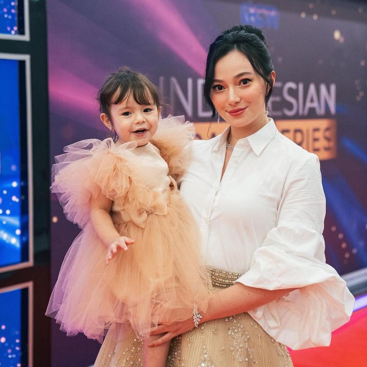 <p>Chloe tampil menggemaskan dengan gaun berwarna peach. Penampilannya enggak kalah cantik dari sang Bunda nih. (Foto: Instagram @asmirandah89)</p>