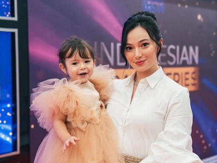 7 Potret Menggemaskan Chloe, Anak Semata Wayang Asmirandah dan Jonas Rivanno