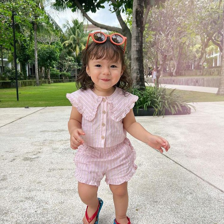 <p>Di usianya yang baru 17 bulan, Chloe sudah bisa melakukan banyak hal lho. Ia juga termasuk anak yang aktif dan suka bereksplorasi. (Foto: Instagram @asmirandah89/ @chloeemmanuellevanwattimena)</p>