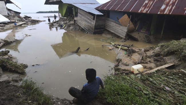 Ratusan warga Kecamatan Kalukku, Kabupaten Mamuju, Sulawesi Barat, mengungsi setelah diterjang banjir bandang