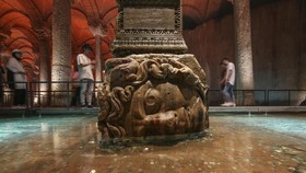 FOTO: Menyusuri Basilika Cistern Tempat Penampungan Air Kuno di Turki
