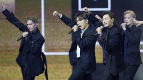 Mirror Perdana Buka Suara Usai Insiden Layar Raksasa Jatuh di Konser