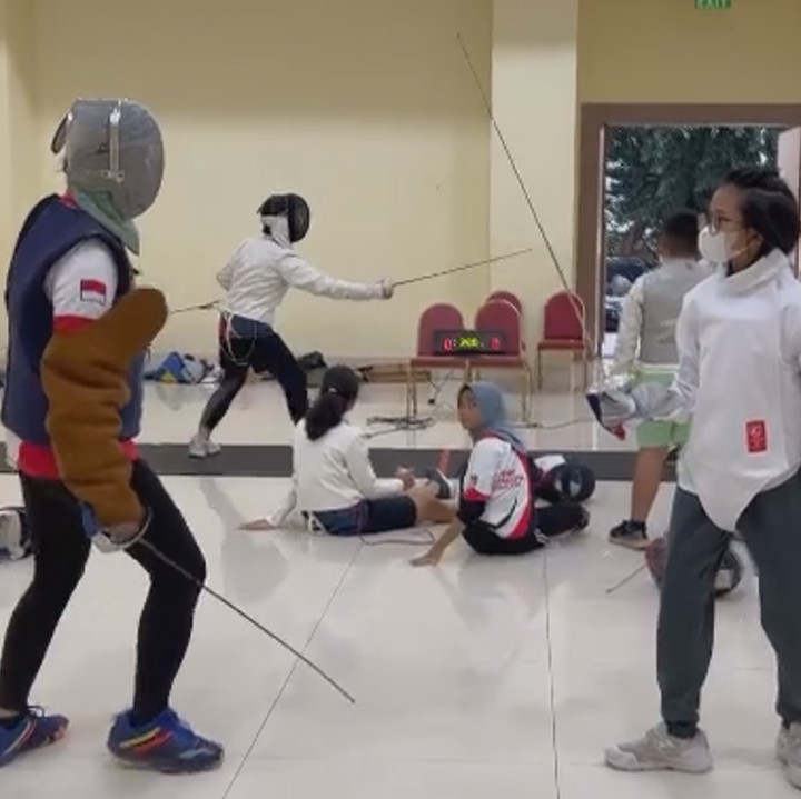 <p>“Cerita dikit anak sulung kami si @abbeyabiela , udah lama <em>pgn bgt</em> olahraga <em>Fencing</em> (anggar), perlahan <em>satu2</em> kami kumpulkan <em>gearsnya</em> (karena ternyata cukup lumayan harganya (emoji) bye geetar)”, kata Baim sebagai <em>caption</em>. (Foto: Instagram @baimguitar)</p>