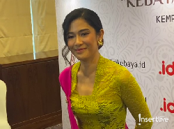 Kelihatan Anggun & Mewah, Dian Sastro Nggak Malu Pakai Kebaya Rp55 Ribu