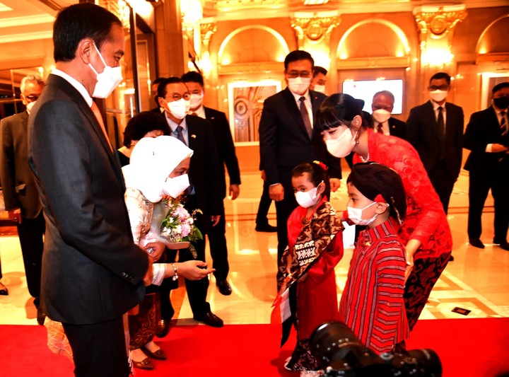 Dita Karang Menyambut Iriana dan Jokow Widodo di Seoul