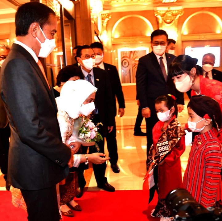 <p>Dita Karang menyambut Presiden RI Joko Widodo dan istrinya, Iriana, ketika berkunjung ke Seoul, Korea Selatan, pada Rabu malam (27/7/22). (Foto: BPMI Setpres / Twitter @setkabgoid)</p>