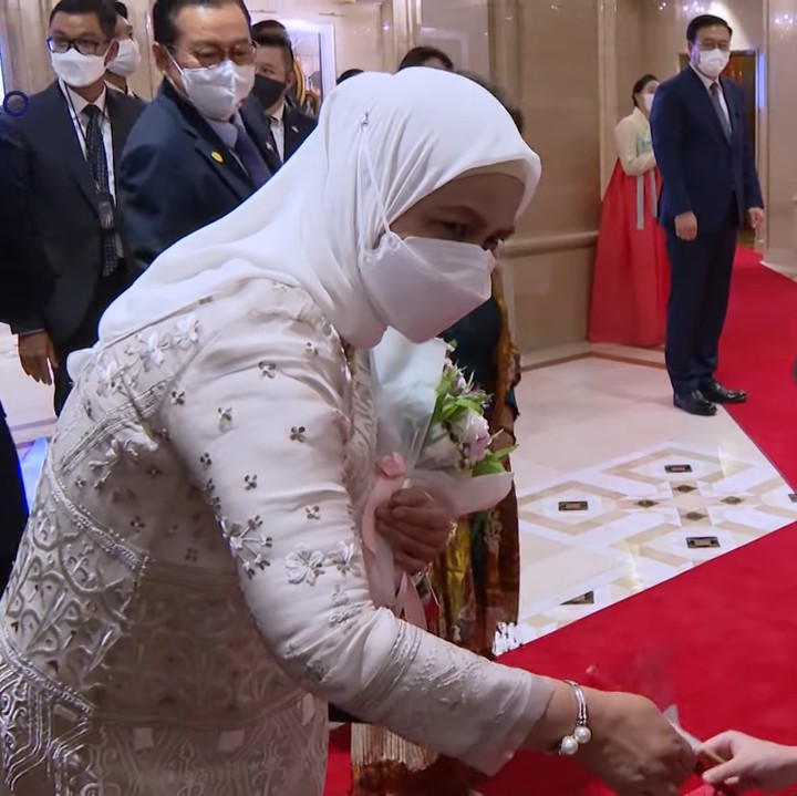 <p>Dita Karang mendampingi kedua anak itu ketika menerima bingkisan oleh-oleh dari Iriana. (Foto: YouTube Sekretariat Presiden)</p>