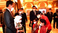 <p>Dita Karang menyambut Presiden RI Joko Widodo dan istrinya, Iriana, ketika berkunjung ke Seoul, Korea Selatan, pada Rabu malam (27/7/22). (Foto: BPMI Setpres / Twitter @setkabgoid)</p>
