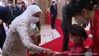 <p>Dita Karang mendampingi kedua anak itu ketika menerima bingkisan oleh-oleh dari Iriana. (Foto: YouTube Sekretariat Presiden)</p>