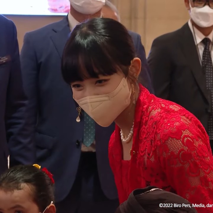 <p>Personel girl group Korea Selatan Secret Number asal Indonesia itu tampil cantik dengan memakai baju kebaya berwarna merah. Rambutnya dikuncir ke dalam riasan cepol, Bunda. (Foto: YouTube Sekretariat Presiden)</p>