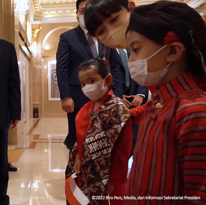 <p>Dita Karang yang terpilih sebagai penyambut Jokowi dan Iriana didampingi oleh dua orang anak perwakilan KBRI Korea Selatan, Bunda. (Foto: YouTube Sekretariat Presiden)</p>