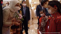 <p>Dita Karang yang terpilih sebagai penyambut Jokowi dan Iriana didampingi oleh dua orang anak perwakilan KBRI Korea Selatan, Bunda. (Foto: YouTube Sekretariat Presiden)</p>
