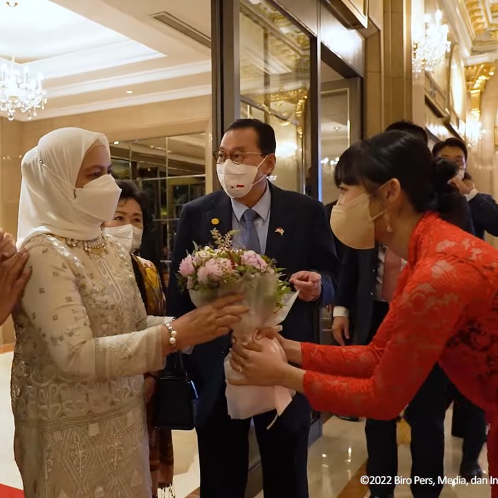 <p>Ketika menyambut Jokowi dan Iriana, Dita Karang langsung memberikan karangan bunga. (Foto: YouTube Sekretariat Presiden)</p>