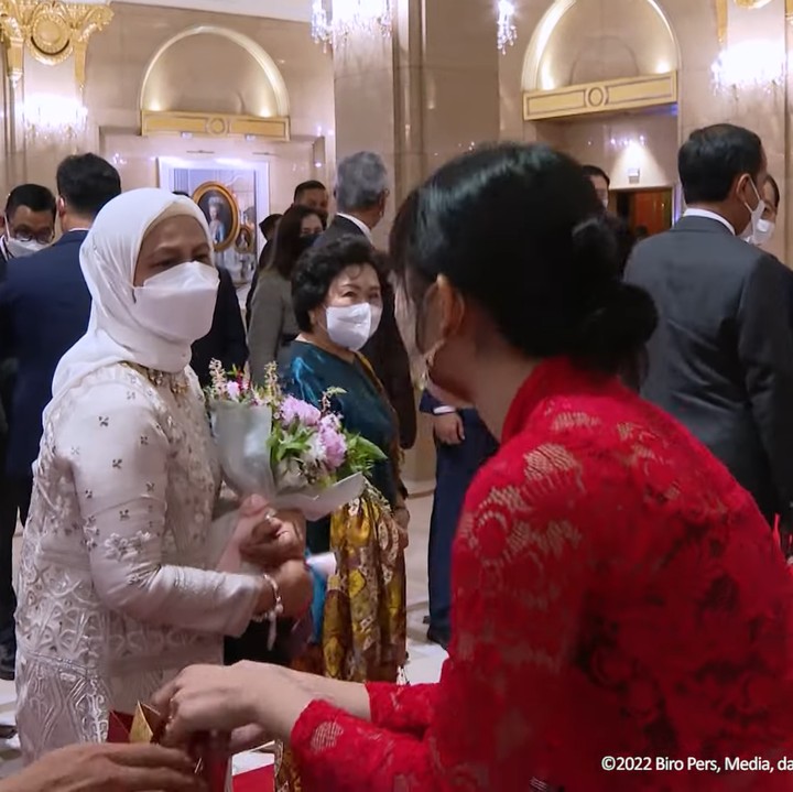 <p>Setelah itu, giliran Dita Karang yang menerima hadiah dari Iriana. Pelantun <em>Who Dis?</em> itu tak lupa mengucapkan terima kasih sambil membungkuk. (Foto: YouTube Sekretariat Presiden)</p>