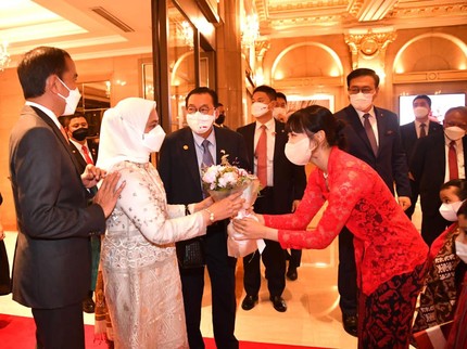 7 Potret Dita Karang Berkebaya saat Sambut Jokowi dan Iriana di Korea