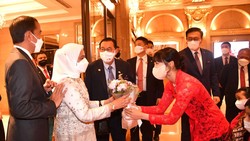 Cantik Berkebaya Merah, 7 Potret Dita Karang Sambut Jokowi di Seoul