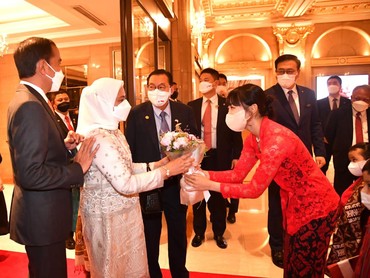 img-title Cantik Berkebaya Merah, 7 Potret Dita Karang Sambut Jokowi di Seoul
