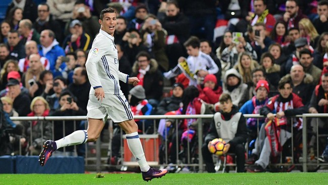 Megabintang Cristiano Ronaldo tertawa terbahak-bahak saat mengomentari unggahan penolakan suporter Atletico Madrid.