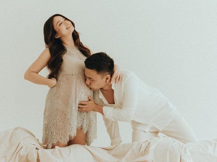 7 Potret Kebahagiaan Fendy Chow dan Istri Nantikan Kelahiran Anak Pertama