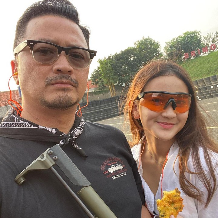 <p>Ferry Maryadi juga sering melakukan quality time bersama si sulung. Baru-baru ini, ia mengajak Harliafa pergi berlatih menembak. (Foto: Instagram @kangferrymaryadi)</p>