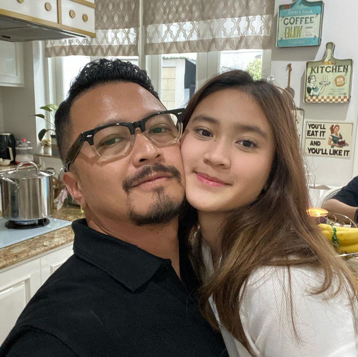 <p>Meski kedua orang tuanya telah berpisah, Harliafa masih menjalin hubungan erat dengan sang ayah. Ia bahkan punya sifat sangat manja dengan ayahanda, nih. (Foto: Instagram @kangferrymaryadi)</p>
