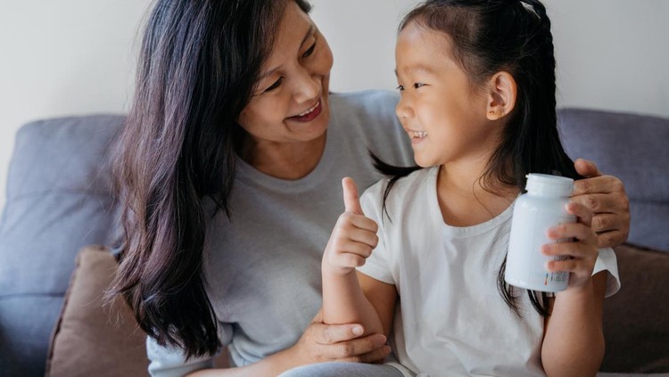 Ilustrasi anak minum vitamin Ilustrasi anak minum vitamin