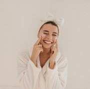 Cara Menyamarkan Kerutan di Bawah Mata