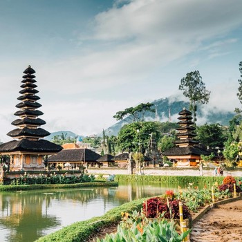 Mengenal Tradisi Ngejot dan Penjor yang Jadi Perayaan Natal Unik di Bali