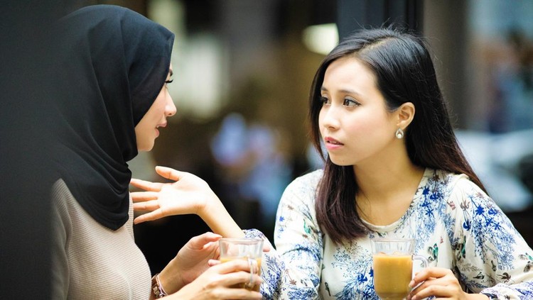 Ilustrasi perempuan bergosip