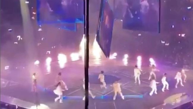 Produser konser Mirror meminta maaf atas insiden layar gantung raksasa yang jatuh di panggung dan melukai dua penari.