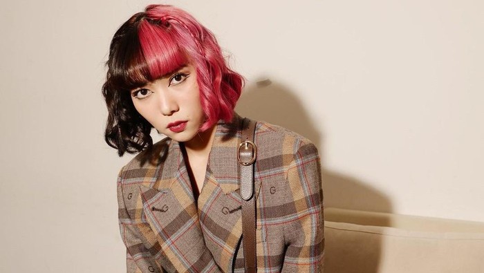 4 Gaya Rambu Isyana Sarasvati yang Mencuri Perhatian, dari Vintage hingga Edgy!