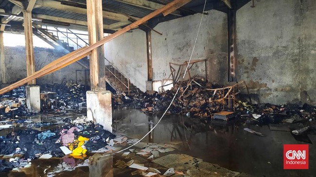 Kondisi pabrik garmen di Tegal Alur, Jakarta Barat luluh lantak usai api berhasil dipadamkan tim pemadam kebakaran.