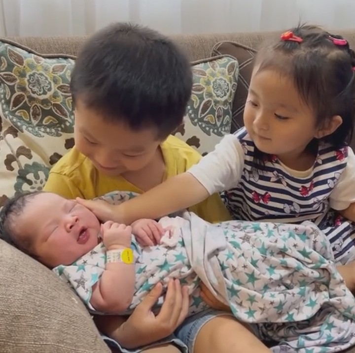 <p>Kakak beradik ini usianya enggak beda jauh lho, Bunda. Mereka terlihat begitu dekat, bahkan Andrew dan Audie belajar menggendong serta mengasuh adik bayinya secara bergantian. (Foto: Instagram @devinahermawan)</p>
