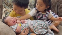 <p>Kakak beradik ini usianya enggak beda jauh lho, Bunda. Mereka terlihat begitu dekat, bahkan Andrew dan Audie belajar menggendong serta mengasuh adik bayinya secara bergantian. (Foto: Instagram @devinahermawan)</p>