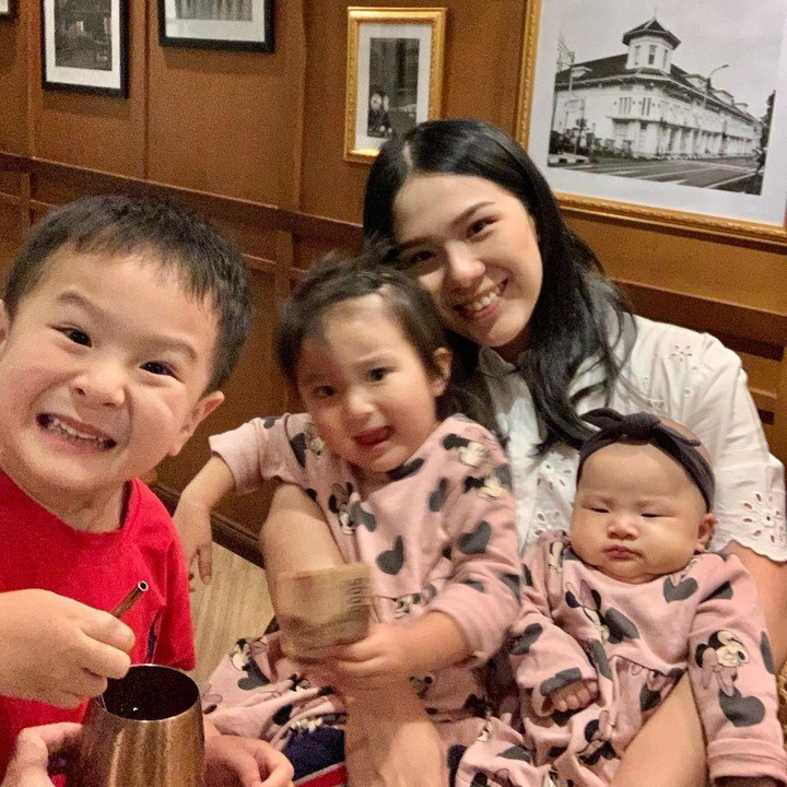 <p>Ketiganya sama-sama menunjukkan ekspresi yang menggemaskan. Kira-kira ekspresi siapa yang paling lucu nih, Bunda? Semoga sehat-sehat keluarga Chef Devina. (Foto: Instagram @devinahermawan)</p>