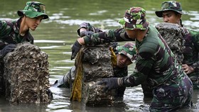 FOTO: Menyelamatkan Nisan Para Raja Aceh dari Kuburan Lumpur Tsunami