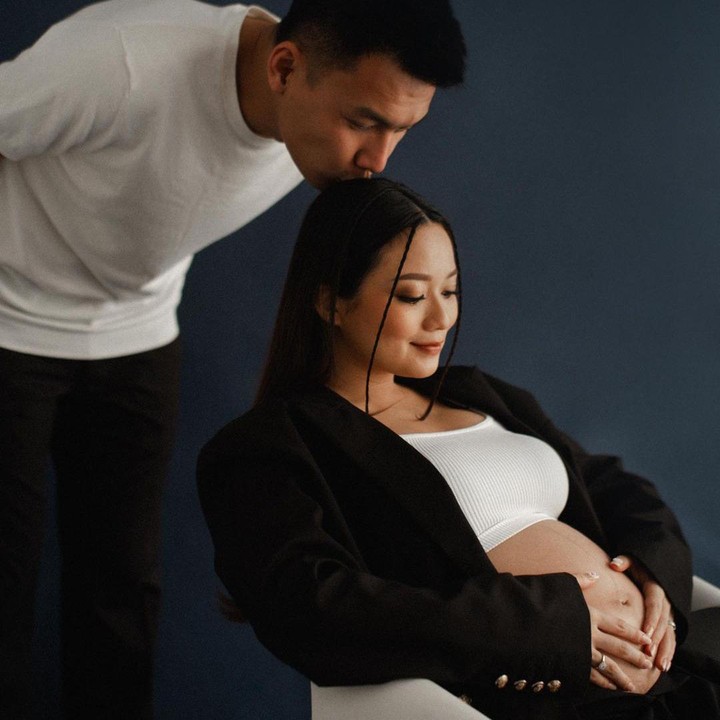 <p>Memasuki trimester akhir, Fendy dan Stella melakukan <em>maternity shoot</em> yang menunjukkan <em>baby bump</em> Stella. Perut Stella terlihat semakin membesar, nih Bunda. (Foto: Instagram @stellarcor)</p>