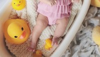 <p>Meski masih bayi, baby Austine sudah sering didandani dengan <em>outfit stylish</em> lho. Saat sesi pemotretan di usianya yang baru 1 bulan, ia memakai baju berwarna merah muda ditambah kacamata yang melengkapi penampilannya. (Foto: Instagram @devinahermawan)</p>