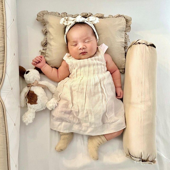 <p>Nah kalau ini baby Austine ketika berusia 3 minggu. Ia tampak tengah tertidur dalam balutan outfit serba coklat muda. “Siapa yang kalau hari Minggu juga suka dandan cantik kaya <em>baby</em> Austine?,” kata Devina sebagai<em> caption</em>. (Foto: Instagram @devinahermawan)</p>