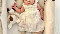 <p>Nah kalau ini baby Austine ketika berusia 3 minggu. Ia tampak tengah tertidur dalam balutan outfit serba coklat muda. “Siapa yang kalau hari Minggu juga suka dandan cantik kaya <em>baby</em> Austine?,” kata Devina sebagai<em> caption</em>. (Foto: Instagram @devinahermawan)</p>